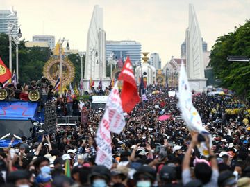 Biểu tình chống chính phủ ở Bangkok, Thái Lan, hôm 14/10. Ảnh: Reuters.