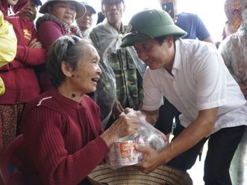 Ông Đoàn Ngọc Hải lùng sục siêu thị, mua đồ cứu trợ người miền Trung: 'Tôi không nhận tiền' - ảnh 6