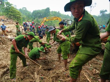 [Ảnh] Dân làng khóc nghẹn khi tìm thấy bé trai 10 tháng tuổi dưới lớp bùn đất vụ sạt lở ở Trà Leng - Ảnh 2.