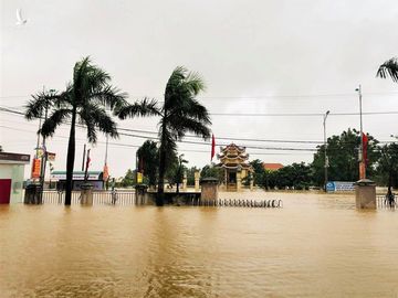 Quảng Bình: Lũ đang dâng vượt mốc lịch sử, hàng nghìn người dân kêu cứu trong đêm - ảnh 4