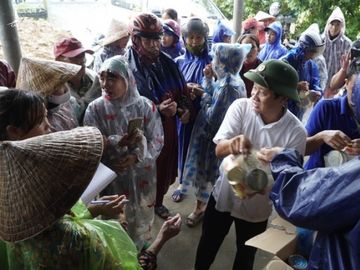 Ông Đoàn Ngọc Hải lùng sục siêu thị, mua đồ cứu trợ người miền Trung: 'Tôi không nhận tiền' - ảnh 5