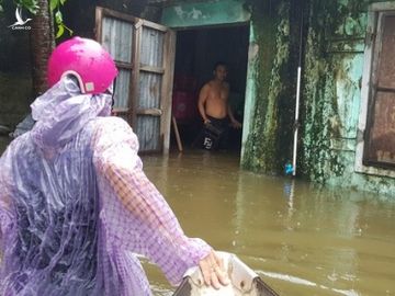 Đà Nẵng: Nhà dân ngập nặng, nhiều người dùng ghe đi lại - Ảnh 14.