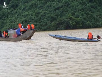 Lực lượng cứu nạn tiếp cận thuỷ điện Rào Trăng 3 bằng đường thuỷ. Ảnh: Quang Hà