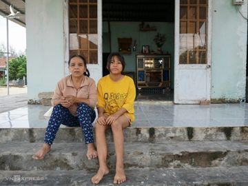Mẹ con bà Chung trước căn nhà, chiều 27/10. Ảnh: Hoàng Phương