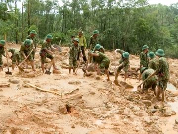 Lực lượng quân đội tìm kiếm các nạn nhân tại hiện trường sạt lở khiến 13 người mất tích. Ảnh: CTV.