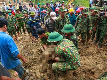 [Ảnh] Dân làng khóc nghẹn khi tìm thấy bé trai 10 tháng tuổi dưới lớp bùn đất vụ sạt lở ở Trà Leng - Ảnh 7.