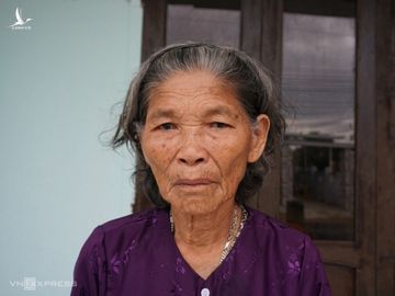 Bà Cảnh khóc trước khi đi sơ tán tránh bão. Ảnh: Hoàng Phương