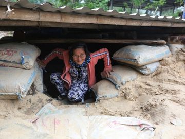 Bà Mau trong căn hầm trú ẩn của gia đình. Ảnh: Đắc Thành