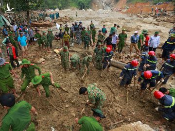 [Ảnh] Dân làng khóc nghẹn khi tìm thấy bé trai 10 tháng tuổi dưới lớp bùn đất vụ sạt lở ở Trà Leng - Ảnh 1.