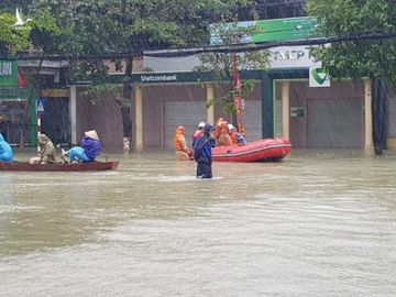 cho nguoi dan o khach san tranh lu anh 2