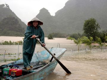 Thay vì tặng 1 bông hoa, hãy chuyển thành quà cho bà con vùng lũ - Ảnh 1.