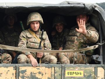 Binh sĩ gốc Armenia tại vùng Nagorno-Karabakh hôm 29/9. Ảnh: AFP.