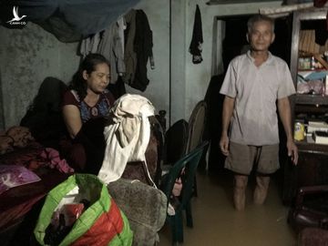 Vợ chồng ông Luơng đã 10 ngày nay chưa ra khỏi nhà vì nhiều điểm ngập sâu và nước lũ chảy xiết. Ảnh: Hoàng Táo