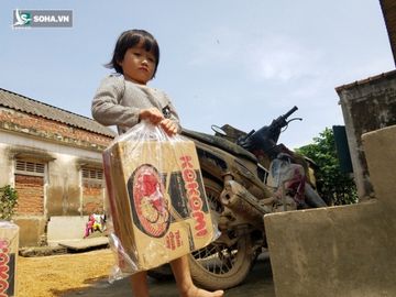 “Có nước không? Cho chị xin mấy chai. Bọn trẻ thèm cơm, các em có vào nữa cho chị xin túi gạo...” - Ảnh 11.