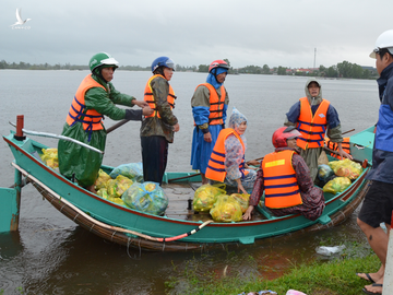 Miếng cơm ăn vội dưới mưa trên đường đưa đồ tiếp tế cho dân bị lũ cô lập ở Quảng Bình - Ảnh 5.