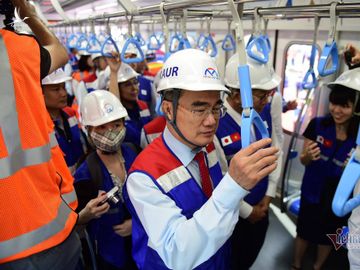 Bí thư Nguyễn Thiện Nhân tham quan đoàn tàu đầu tiên của metro số 1