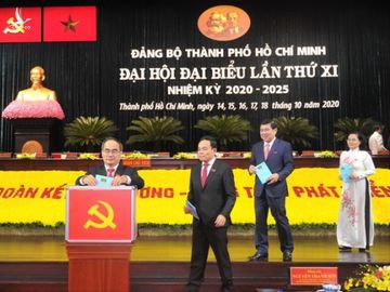 Các đại biểu bỏ phiếu bầu Ban Chấp hành Đảng bộ TP.HCM nhiệm kỳ 2020 - 2025. /// Ảnh: Quốc Thanh