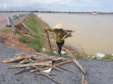 Bùn chất đầy nhà sau lũ, người dân Quảng Trị hối hả dọn dẹp