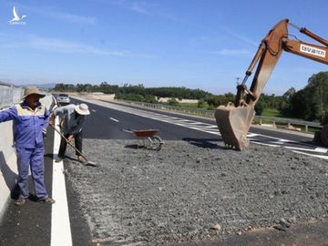 Phát hiện thêm hàng nghìn m2 đường cao tốc Đà Nẵng - Quảng Ngãi hư hỏng - 1