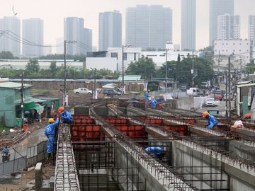 Công nhân thi công trên công trường cầu Phước Lộc, sáng 12/10. Ảnh: Gia Minh.