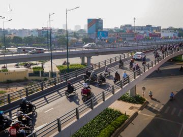 Nhánh thứ ba cầu vượt tại nút giao Nguyễn Thái Sơn - Nguyễn Kiệm - Hoàng Minh Giám đưa vào sử dụng đầu năm 2019 giúp giao thông ở đây bớt ùn tắc. Ảnh: Quỳnh Trần.