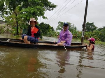 Đà Nẵng: Nhà dân ngập nặng, nhiều người dùng ghe đi lại - Ảnh 16.