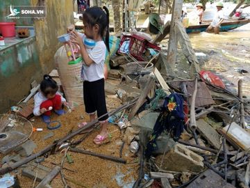 “Có nước không? Cho chị xin mấy chai. Bọn trẻ thèm cơm, các em có vào nữa cho chị xin túi gạo...” - Ảnh 7.