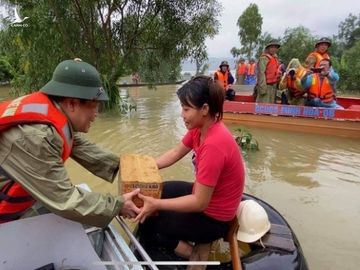 Người dân lội nước ngập sát cổ đi nhận hàng cứu trợ ở Quảng Bình