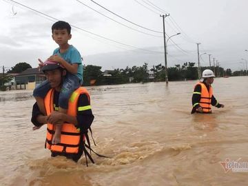 Công an dầm mưa nhổ sắn, dọn bùn giúp dân vùng lũ