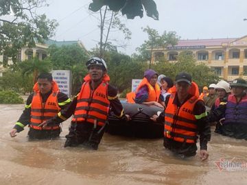 Công an dầm mưa nhổ sắn, dọn bùn giúp dân vùng lũ