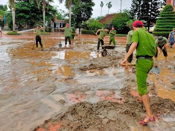 Công an dầm mưa nhổ sắn, dọn bùn giúp dân vùng lũ