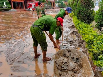 Công an dầm mưa nhổ sắn, dọn bùn giúp dân vùng lũ