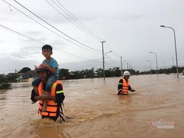 Công an, bộ đội dầm mình trong nước giúp dân chống chọi lũ dữ