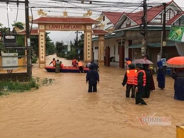 Công an, bộ đội dầm mình trong nước giúp dân chống chọi lũ dữ