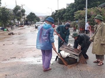 Công an, bộ đội dầm mình trong nước giúp dân chống chọi lũ dữ