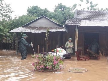 Công an, bộ đội dầm mình trong nước giúp dân chống chọi lũ dữ