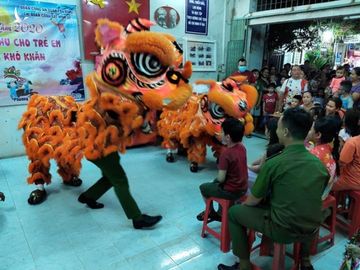 Cảnh sát hình sự múa lân vui đón trung thu cùng trẻ em nghèo