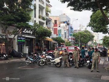 Cảnh sát phong tỏa khám nghiệm hiện trường vụ cướp. Ảnh: Đình Văn.