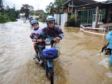 Giải cứu thành công 13 công nhân mắc kẹt giữa sông ở Quảng Ngãi