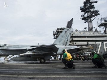 Tiêm kích F/A-18E xuất phát từ tàu USS Ronald Reagan trên Biển Đông hôm 15/10. Ảnh: US Navy.