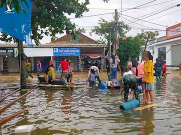 Nhóm người được cho là đón lõng để xin quà cứu trợ /// ẢNH: TRẦN QUYẾT T.