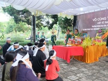 “Sao anh bỏ mẹ con em nơi đất khách quê người mà đi…” - 1