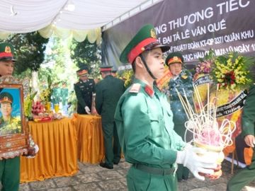 “Sao anh bỏ mẹ con em nơi đất khách quê người mà đi…” - 3