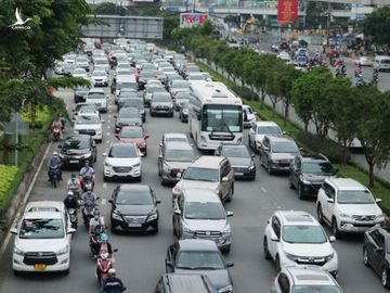 Hướng vào trung tâm TP.HCM rối loạn do cấm cầu Nguyễn Hữu Cảnh - Ảnh 1.