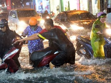 Đường Võ Văn Ngân ngập sâu, các xe di chuyển khó khăn ở trận mưa tối 1/6. Ảnh: Quỳnh Trần.