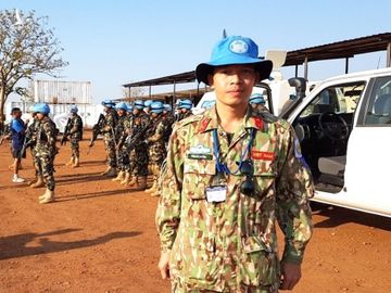 Trung tá Trần Đức Hưởng, Quan sát viên Quân sự, cùng Đại đội Phản ứng nhanh Nepal trước khi đi tuần tra dài ngày tại Nam Sudan (năm 2019). Ảnh: Hiếu Duy