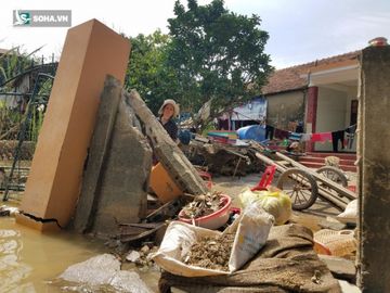 “Có nước không? Cho chị xin mấy chai. Bọn trẻ thèm cơm, các em có vào nữa cho chị xin túi gạo...” - Ảnh 4.