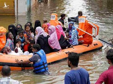 Cư dân được sơ tán khỏi một khu phố ngập lụt ở thành phố Hyderabad, Ấn Độ, hôm 15/10. Ảnh: Reuters.