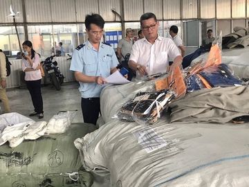 Hàng nhập lậu từ Trung Quốc gắn nhãn “Made in Vietnam” bị hải quan phát hiện /// Ảnh: Ng.Nga