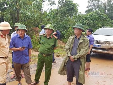 Hiện trường tìm kiếm cứu nạn 22 cán bộ, chiến sỹ bị vùi lấp ở Quảng Trị - Ảnh 13.